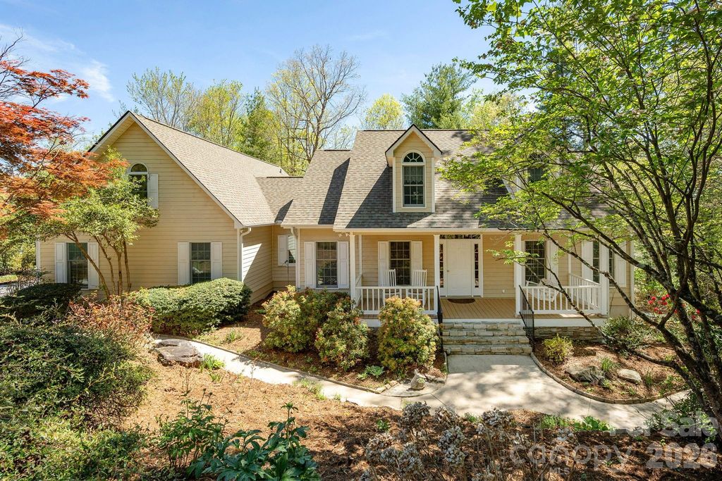 4 BEN HOGAN Drive, Hendersonville, NC 28739
