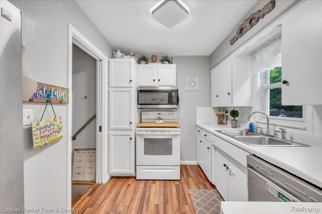 734 Elmwood Drive, Fenton, MI 48430