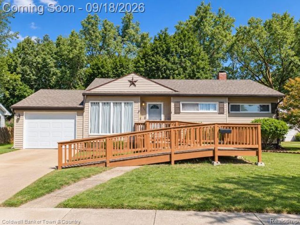 734 Elmwood Drive, Fenton, MI 48430