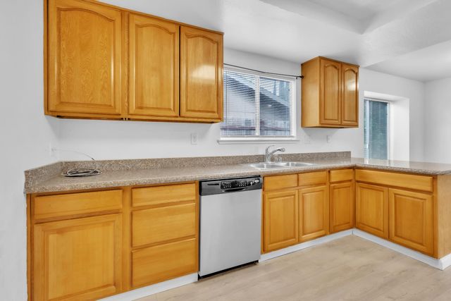 19 Meadow Breeze Ct, Sacramento, CA 95823