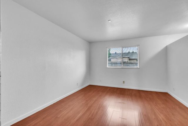 19 Meadow Breeze Ct, Sacramento, CA 95823