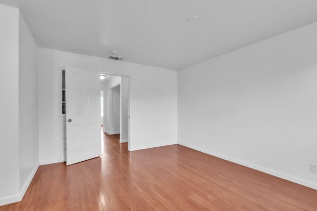 19 Meadow Breeze Ct, Sacramento, CA 95823