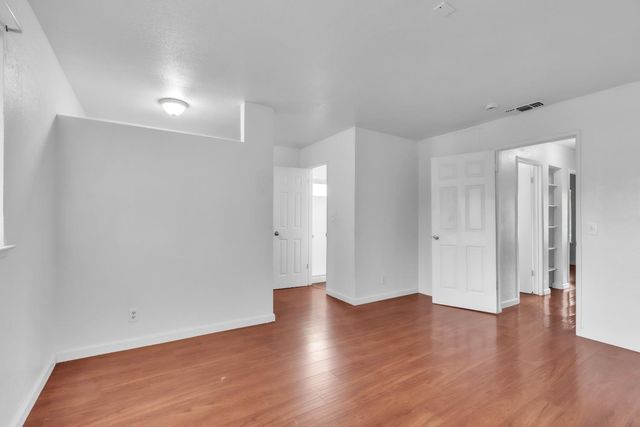 19 Meadow Breeze Ct, Sacramento, CA 95823