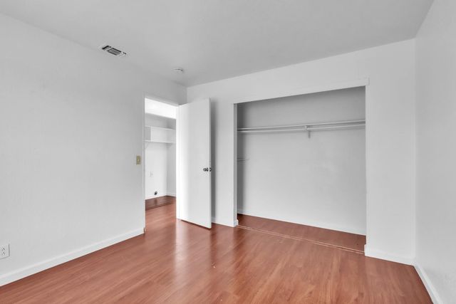 19 Meadow Breeze Ct, Sacramento, CA 95823