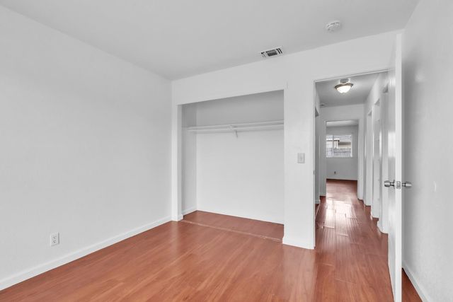 19 Meadow Breeze Ct, Sacramento, CA 95823