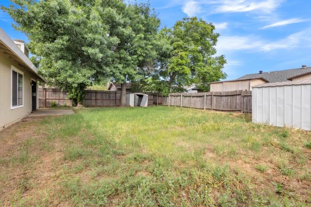 19 Meadow Breeze Ct, Sacramento, CA 95823