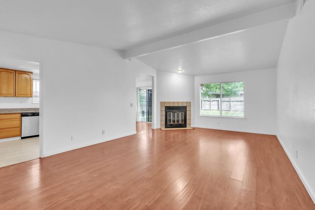 19 Meadow Breeze Ct, Sacramento, CA 95823