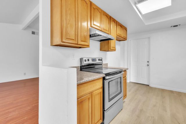 19 Meadow Breeze Ct, Sacramento, CA 95823