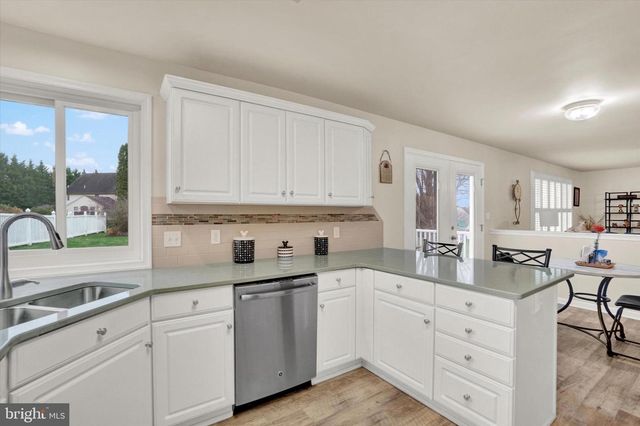 2881 CANDLELIGHT DR, York, PA 17402