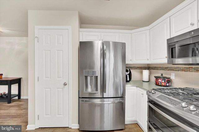 2881 CANDLELIGHT DR, York, PA 17402