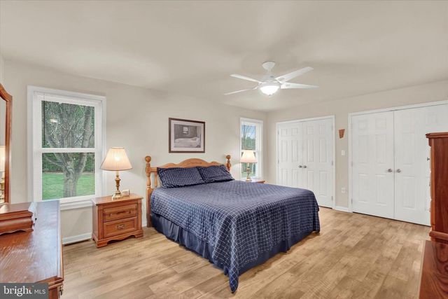 2881 CANDLELIGHT DR, York, PA 17402