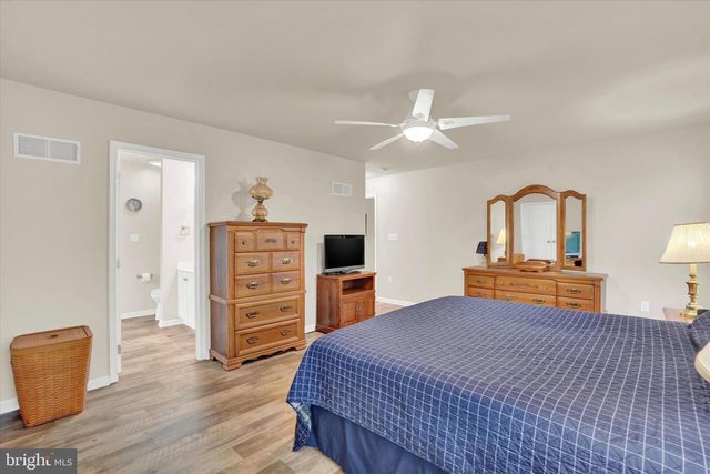 2881 CANDLELIGHT DR, York, PA 17402