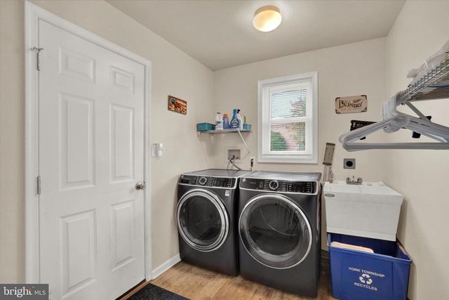 2881 CANDLELIGHT DR, York, PA 17402