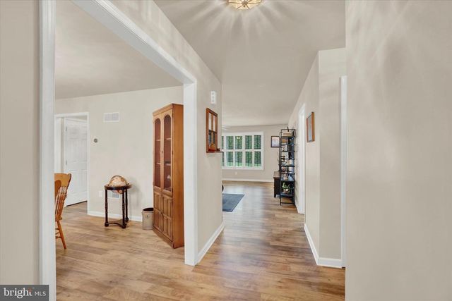 2881 CANDLELIGHT DR, York, PA 17402