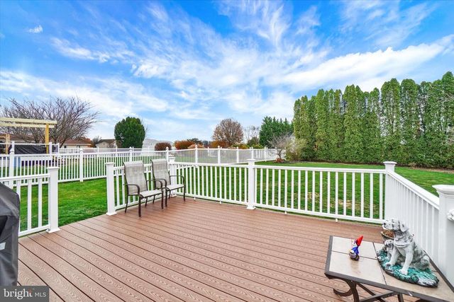 2881 CANDLELIGHT DR, York, PA 17402