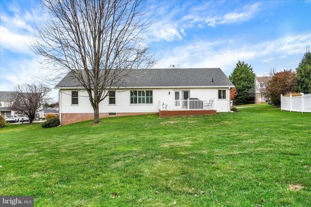 2881 CANDLELIGHT DR, York, PA 17402