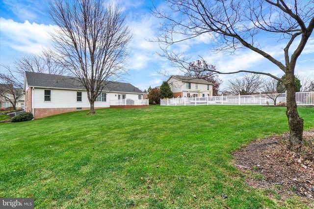 2881 CANDLELIGHT DR, York, PA 17402