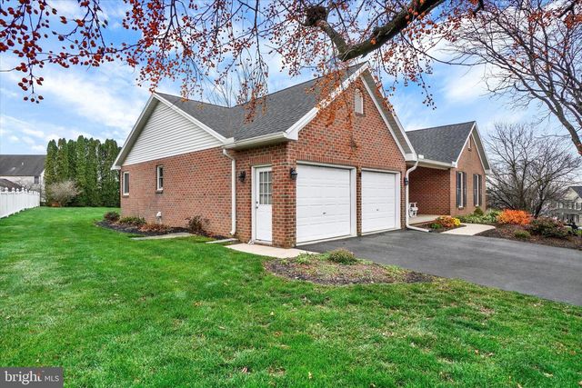 2881 CANDLELIGHT DR, York, PA 17402