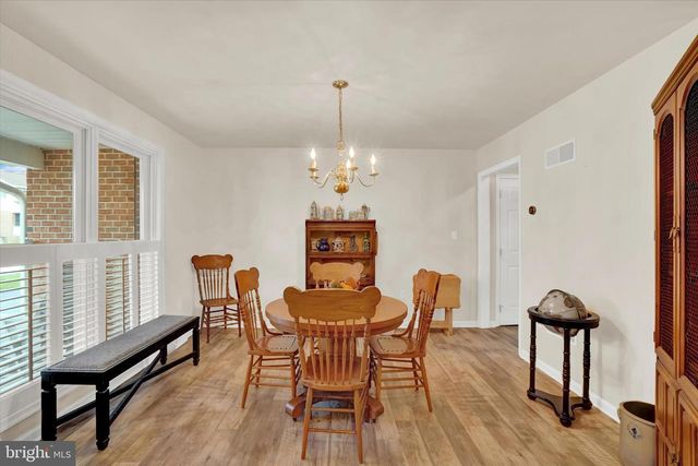 2881 CANDLELIGHT DR, York, PA 17402