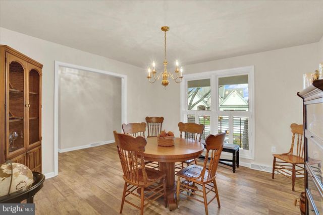 2881 CANDLELIGHT DR, York, PA 17402