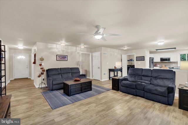 2881 CANDLELIGHT DR, York, PA 17402