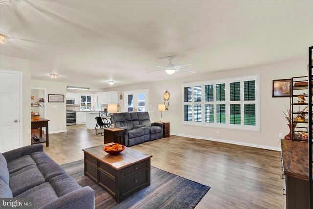 2881 CANDLELIGHT DR, York, PA 17402