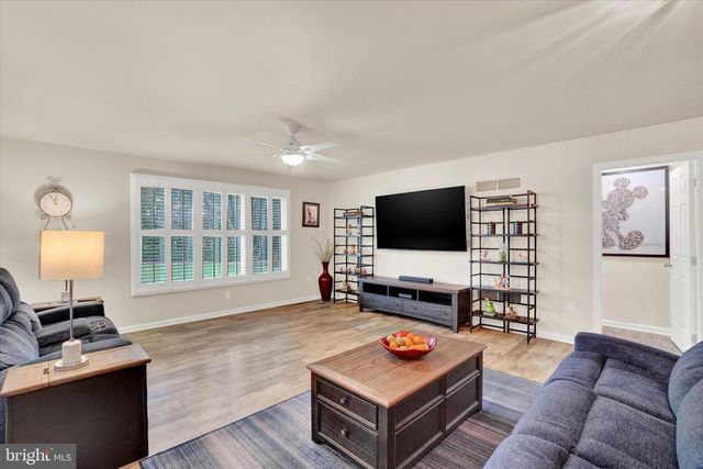 2881 CANDLELIGHT DR, York, PA 17402