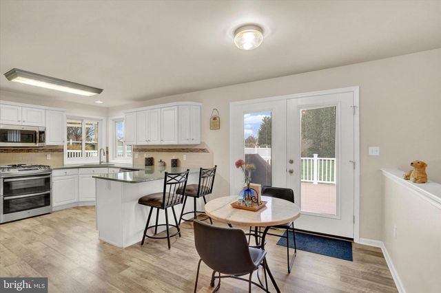 2881 CANDLELIGHT DR, York, PA 17402