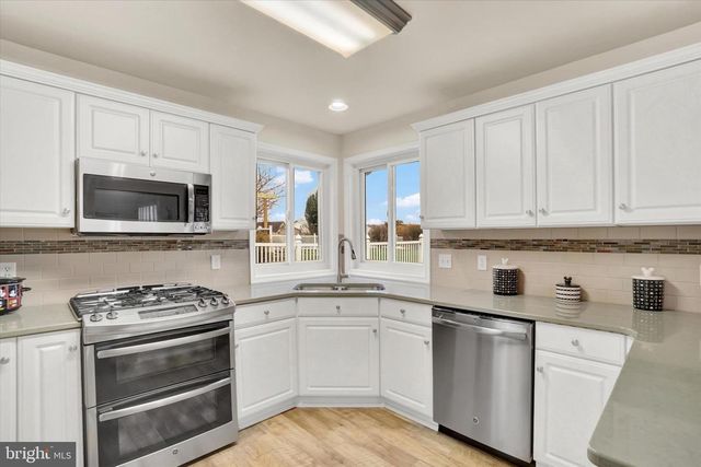 2881 CANDLELIGHT DR, York, PA 17402