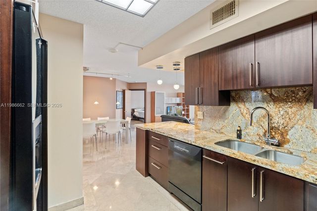 19101 NE 36th Ct 409, Aventura, FL 33180