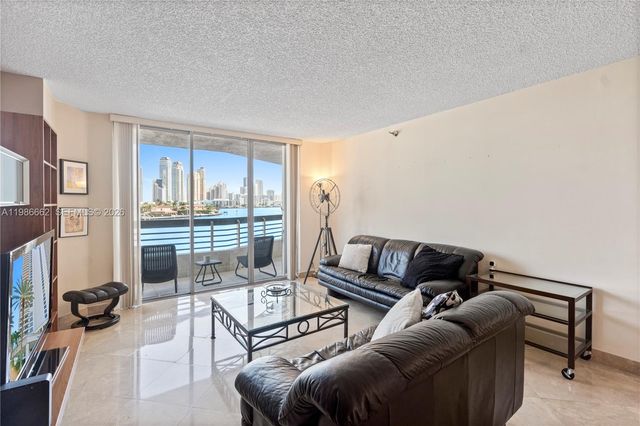 19101 NE 36th Ct 409, Aventura, FL 33180