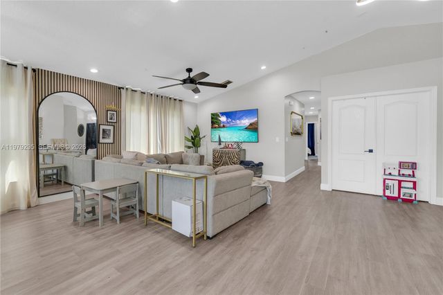 9900 S Grand Duke Cir, Tamarac, FL 33321