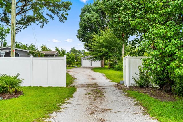 1105 Woodrow Ln., Loris, SC 29569