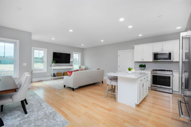 2 Barrington Way, Amherst, NH 03055