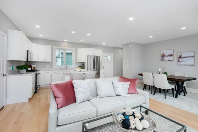 2 Barrington Way, Amherst, NH 03055