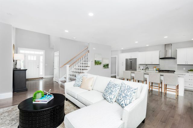 2 Barrington Way, Amherst, NH 03055