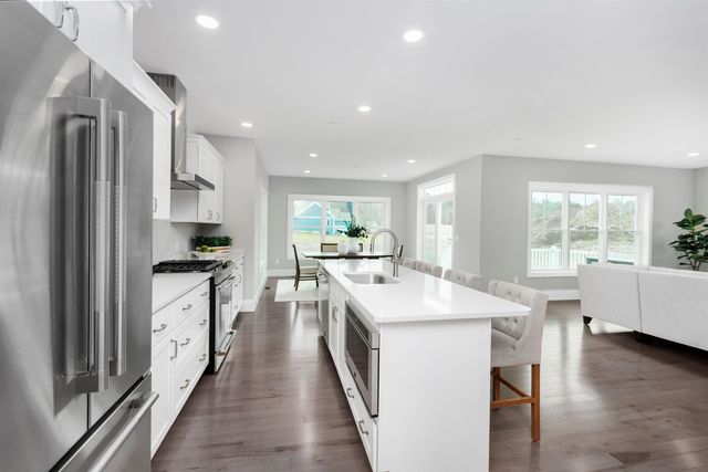 2 Barrington Way, Amherst, NH 03055