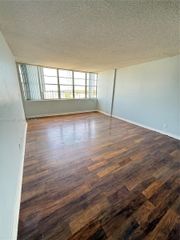 2025 NE 164th St 1007, North Miami Beach, FL 33162