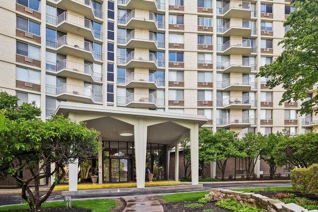 20 N Tower Road 9C, Oak Brook, IL 60523