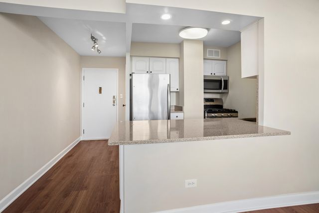 20 N Tower Road 9C, Oak Brook, IL 60523