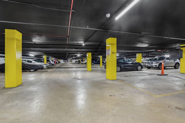 20 N Tower Road 9C, Oak Brook, IL 60523
