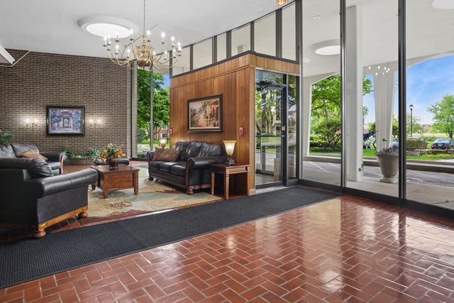 20 N Tower Road 9C, Oak Brook, IL 60523