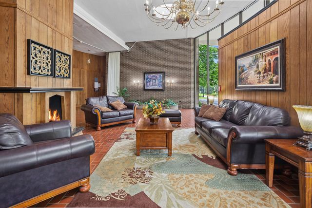 20 N Tower Road 9C, Oak Brook, IL 60523