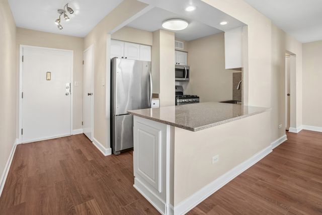 20 N Tower Road 9C, Oak Brook, IL 60523