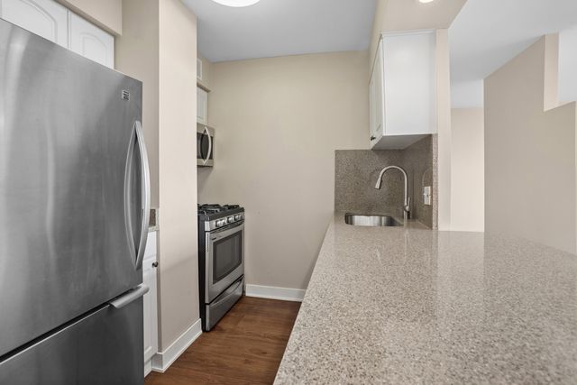20 N Tower Road 9C, Oak Brook, IL 60523