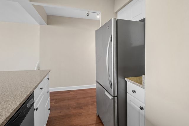 20 N Tower Road 9C, Oak Brook, IL 60523