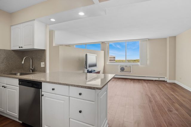 20 N Tower Road 9C, Oak Brook, IL 60523
