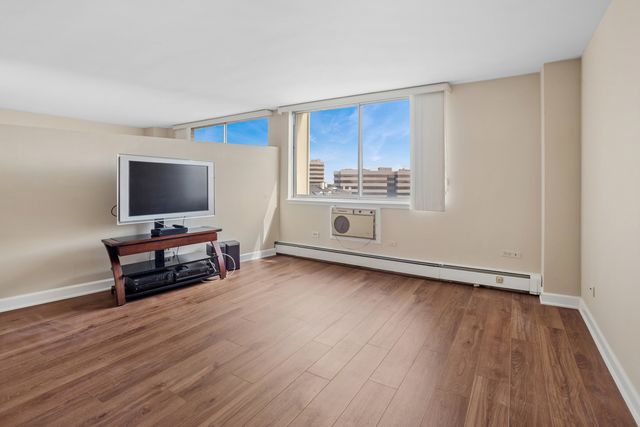 20 N Tower Road 9C, Oak Brook, IL 60523