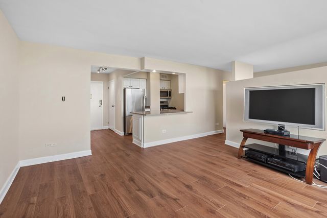 20 N Tower Road 9C, Oak Brook, IL 60523