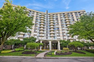 20 N Tower Road 9C, Oak Brook, IL 60523